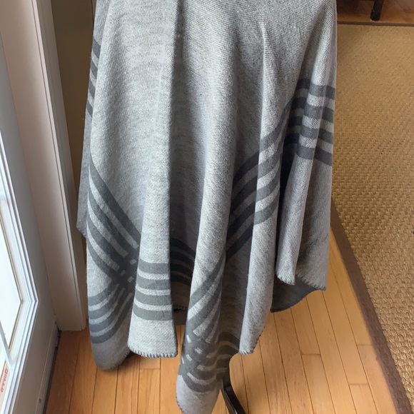 BB Dakota reversible-grey shawl - Picture 5 of 6